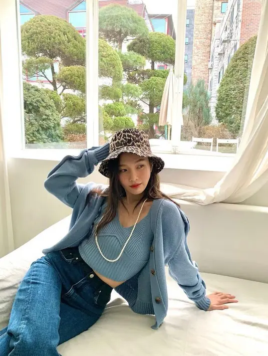 Padukan cutbray jeans dengan one set knit tank top dan cardigan. Tambahkan pula bucket hat motif kontras biar makin stunning.  (Instagram_imyour_joy).