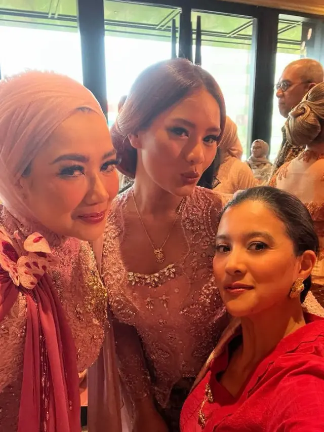 Marcella Zalianty kenakan kebaya saat Hadir Siraman Aaliyah Massaid. [@marcella.zalianty]