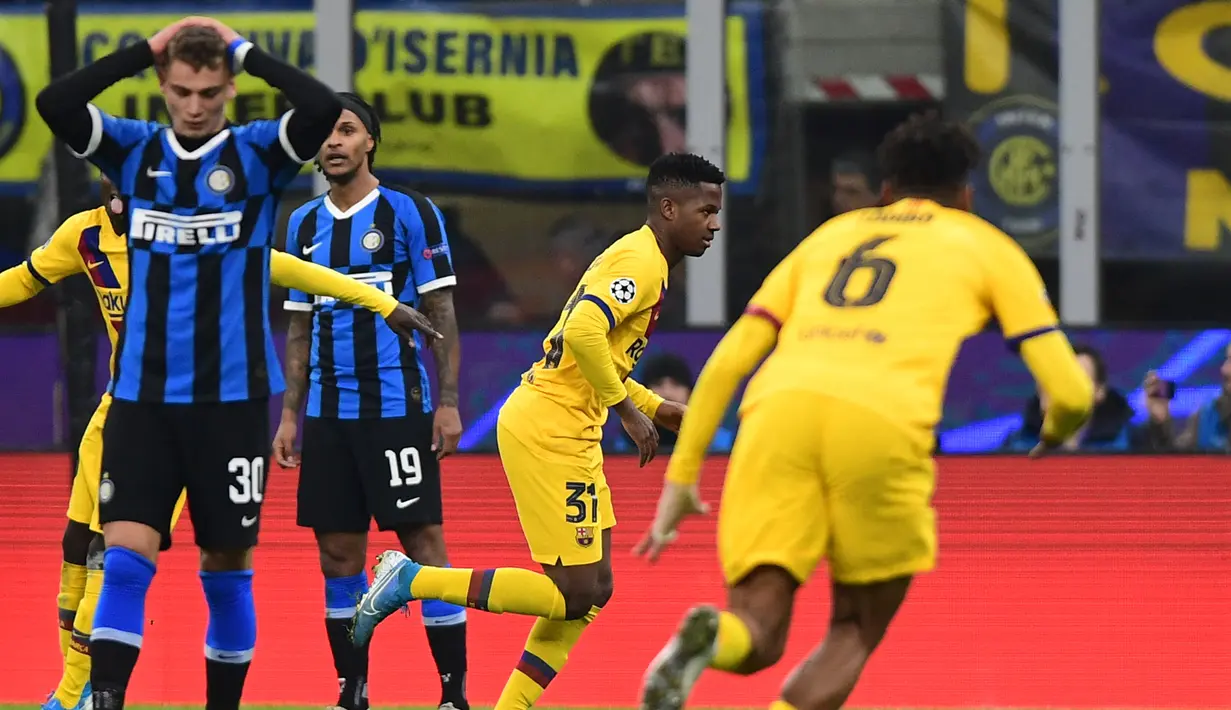 Ansu Fati (Barcelona). Menempati posisi pertama sebagai pemain termuda yang mencetak gol dalam laga Liga Champions saat berusia 17 tahun 40 hari ketika Barcelona menghadapi Inter Milan di San Siro, 10 Desember 2019. Hasil akhir, Barcelona menang 2-1. (AFP/Miguel Medina)