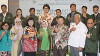 Direktur Standardisasi Kompetensi Kemenparekraf, Titik Lestari (tengah) bersama peserta Workshop Penyusunan Rancangan SKKNI, KKNI, dan Skema Okupasi Bidang Pariwisata di Lombok, Nusa Tenggara Barat, Selasa (18/10/2022). (Ist)