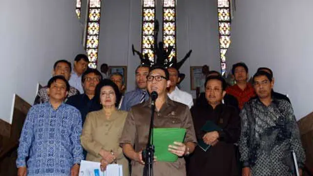 Menteri ESDM Darwin Zahedy Saleh (depan) menjelasakan mengenai pasokan Bahan Bakar Minyak (BBM) dalam menghadapi Hari Raya Idul Fitri 1432 H pada konferensi pers di Jakarta. (Antara)