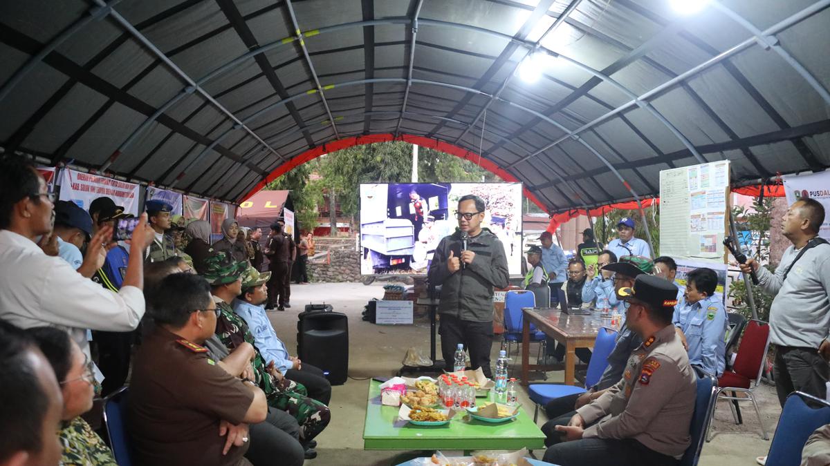 Wamendagri Bima Arya Tinjau Penanganan Banjir di Solok, Tekankan Distribusi Logistik dan Percepatan Pemulihan