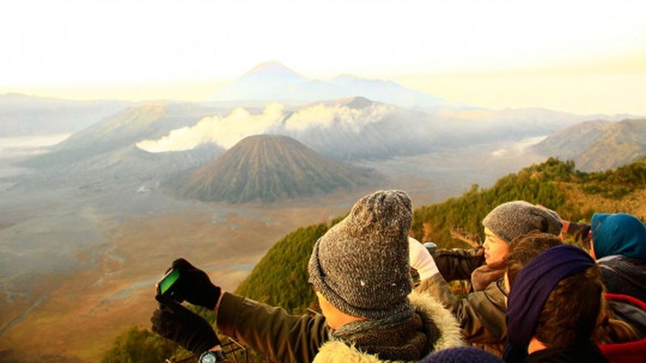 Ramai-ramai abadikan keindahan panorama Bromo yang eksotis