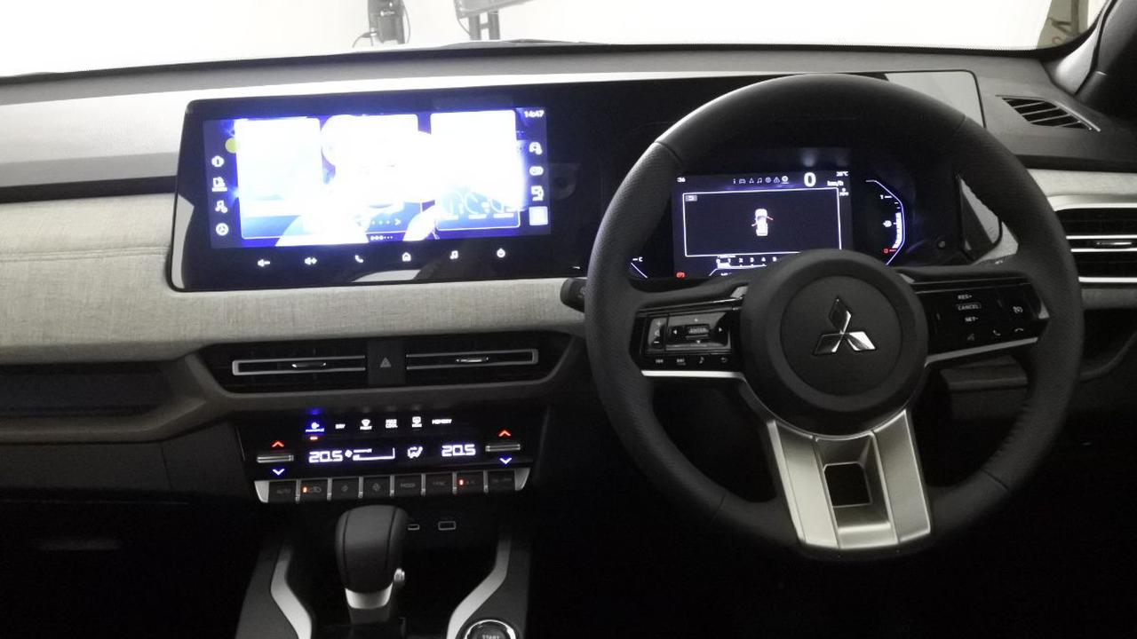 Akhirnya giliran saya tiba. Menjajal Mitsubishi XForce pertama di dunia. Pertama, saya suka dashboard dan cluster meter-nya. Berkualitas dan tampak premium, terutama tampilan panel dengan layar 12,3 inci.