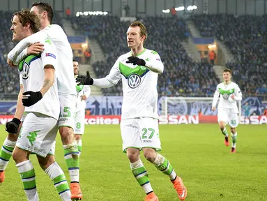 Penyerang Wolfsburg, Max Kruse, merayakan gol yang dicetaknya ke gawang Gent pada laga 16 besar Liga Champions leg pertama di Stadion Ghelamco Arena, Belgia, Kamis (17/2/2016). Gent takluk 2-3 dari Wolfsburg. (AFP/Yorick Jansens)