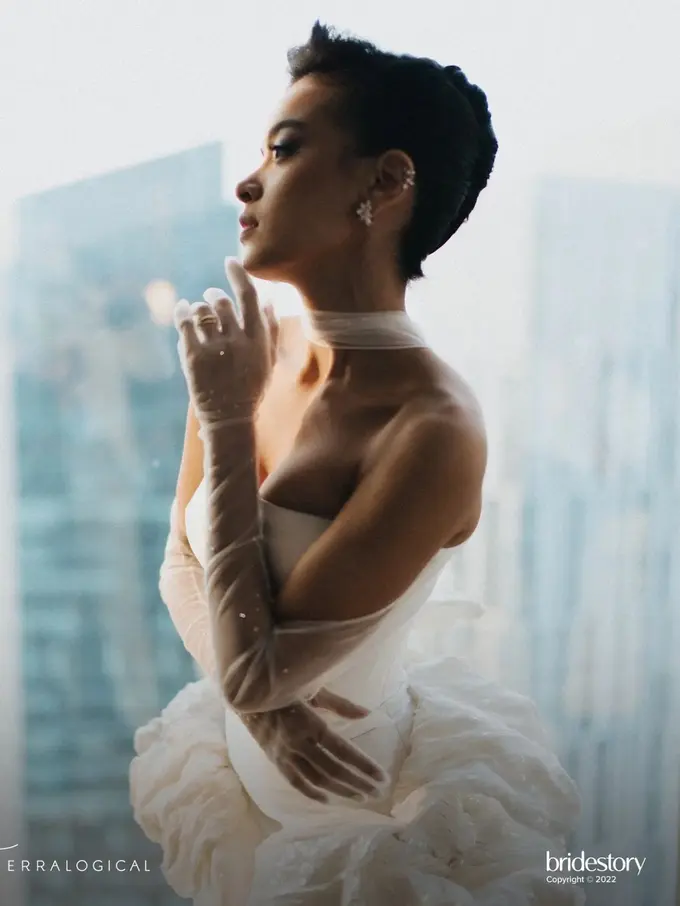 Eva Celia Tampil Memesona dengan Gaun Putih Layaknya Dewi Yunani di Malam Resepsi Pernikahan