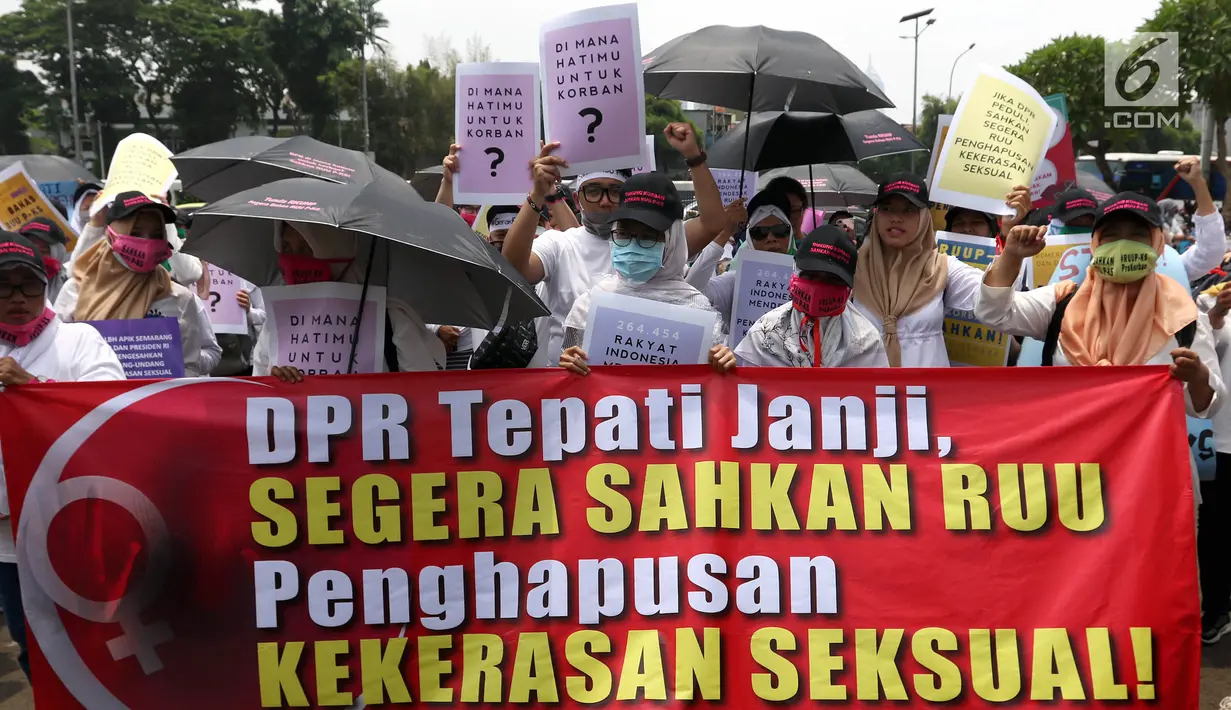 Massa Kolaborasi Nasional menggelar aksi di depan Gedung DPR/MPR, Jakarta, Selasa (17/9/2019). Massa yang menuntut DPR segera mengesahkan Rancangan Undang-Undang (RUU) Penghapusan Kekerasan Seksual (PKS) ini datang dari berbagai daerah. (Liputan6.com/JohanTallo)