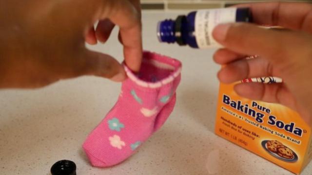 Pakai Baking Soda, Cara Ini Musnahkan Bau Tak Enak di Sepatumu