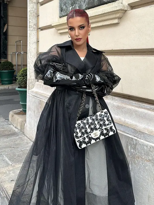 Gaya Tasya Farasya yang tak kalah memesona dengan dress berwarna hitam. [Foto: Instagram/tasyafarasya]