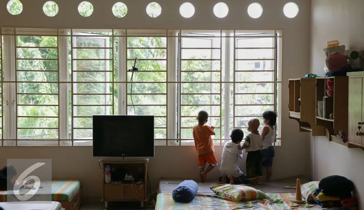 Anak-anak bermain di rumah singgah Yayasan Kasih Anak Kanker Indonesia, Jakarta, Senin (15/2). Setiap hari 700 anak terdiagnosis kanker Hal ini menunjukkan kanker sebagai penyebab utama kematian pada anak di dunia. (Liputan6.com/Faizal Fanani)