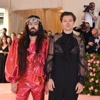 Desainer GUCCI Alessandro Michele dan Harry Styles di karpet merah Met Gala 2019 di Metropolitan Museum of Art, New York, Amerika Serikat, 6 Mei 2019. (ANGELA WEISS / AFP)