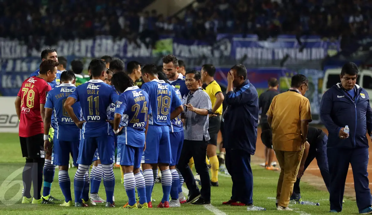 Pelatih Persib, Djajang Nurdjaman memberikan arahan di jeda water break saat melawan Persebaya United di laga Grup A Piala Presiden 2015 di Stadion Si Jalak Harupat, Bandung, Minggu (6/9/2015). Persib unggul 2-0. (Liputan6.com/Helmi Fithriansyah)