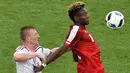 3. David Alaba (Austria), dengan rambut keriting yang bagian atas dicat pirang membuat penampilan bek Bayern Munchen ini terlihat menyolok. (AFP/Georges Gobet) 