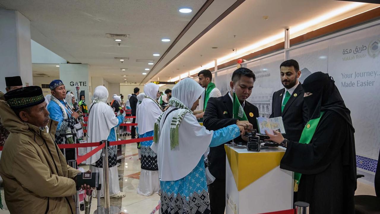 FOTO: Kloter Pertama Jemaah Haji Embarkasi Surabaya Berangkat ke Tanah Suci