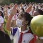 Para siswa menghadiri upacara pengibaran bendera pada hari pertama semester baru di Wuhan, Provinsi Hubei, China, 1 September 2021. Pemerintah China memutuskan pemberlakuan belajar tatap muka setelah percaya diri menangani pandemi COVID-19. (STR/AFP)