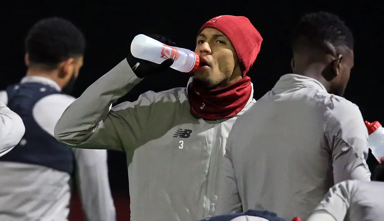 Gelandang Liverpool, Fabinho (tengah) saat mengikuti sesi latihan di Melwood, Inggris (26/11/2019). Liverpool akan bertanding melawan wakil Italia, Napoli pada Grup E Liga Champions di Anfield. (AFP/Lindsey Parnaby)