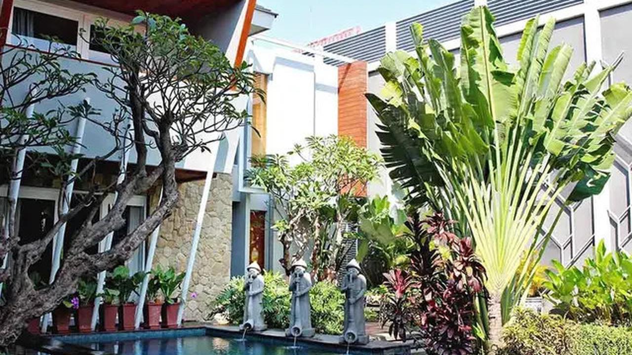 Model Rumah Modern Tropis dengan Taman di Tengah, Bikin Suasana Tenang dan Asri