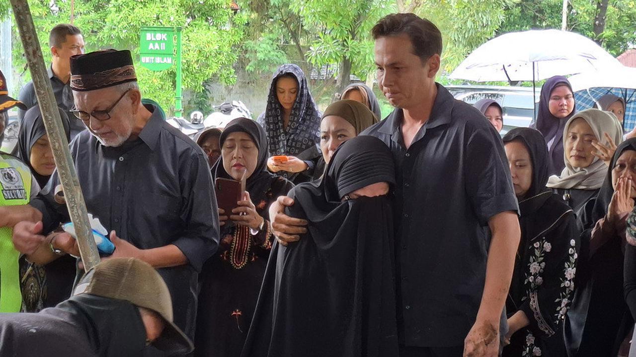 8 Potret Andhika Pratama Beberkan Alasan Ibu Mertuanya Dimakamkan Satu Liang dengan Adik Ussy Sulistiawaty