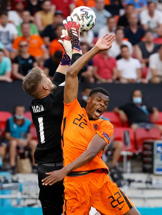Kiper timnas Republik Ceko, Tomas Vaclik (kiri) menghentikan tembakan ke gawang oleh bek Belanda Denzel Dumfries pada babak 16 besar Euro 2020 di Puskas Arena, Minggu (27/6/2021). Belanda yang bermain dengan 10 pemain secara mengejutkan disingkirkan Ceko usai kalah 0-2. (BERNADETT SZABO/POOL /AFP)