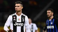 Cristiano Ronaldo saat Juventus melawan Inter Milan di Stadion Giuseppe Meazza dalam lanjutan Serie A, Minggu dini hari WIB (28/4/2019). (AFP/Marco Bertorello)