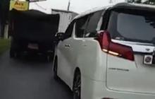 Tak Sabaran, Mobil Mewah Berpelat DPR RI Terus Menerus Bunyikan Strobo buat 'Usir' Truk di Depannya