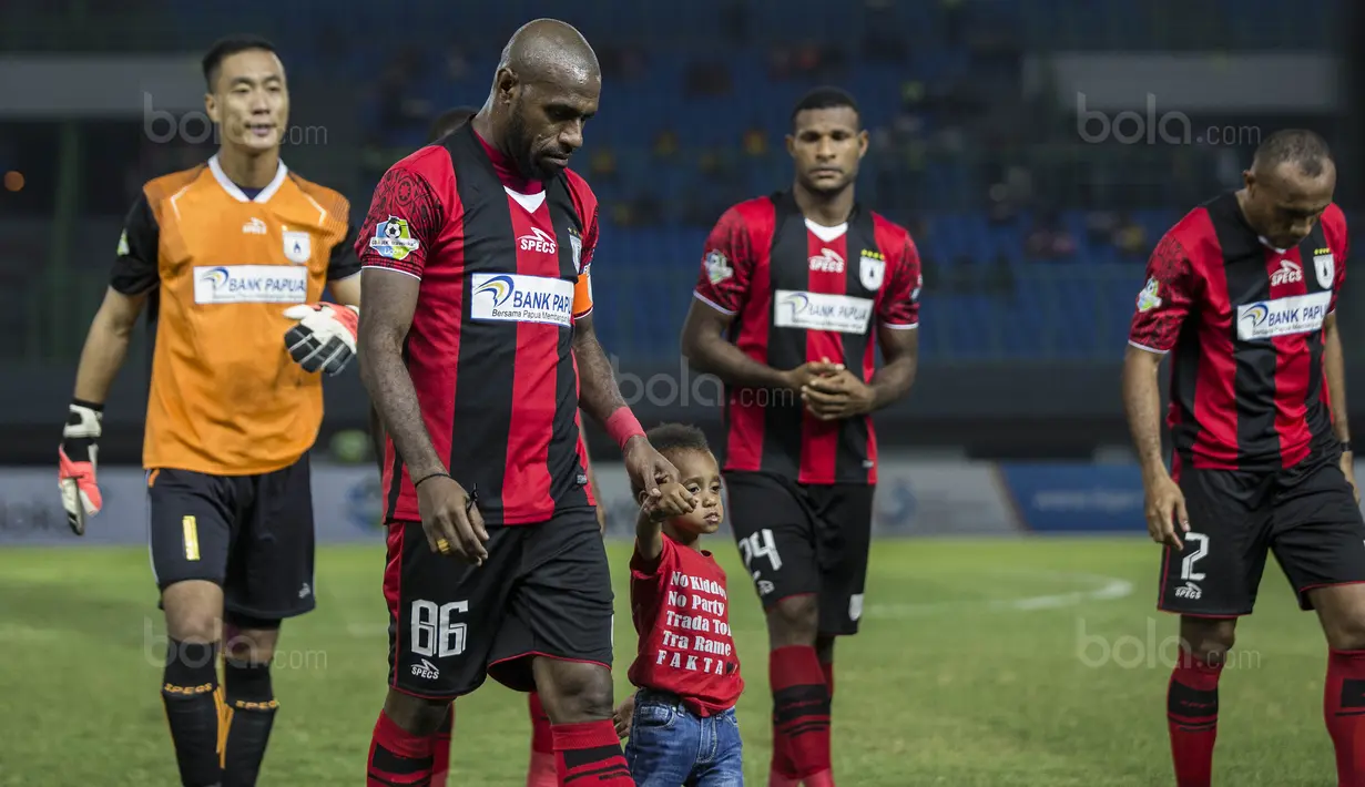 Kapten Persipura, Boaz Solossa, menggandeng sang putri sebelum bertanding melawan Bhayangkara FC pada laga Liga 1 Indonesia di Stadion Patriot, Bekasi, Sabtu (9/9/2017). Bhayangkara FC menang 2-1 atas Persipura. (Bola.com/Vitalis Yogi Trisna)