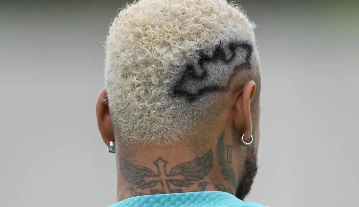 Penyerang Brasil, Neymar menghadiri sesi latihan di Sao Paulo, Brasil, Rabu (10/11/2021). Neymar juga memiliki salah satu wajah ibunya di bisepnya dan saudara perempuannya, Rafaella, di lengannya. (AP Photo/Andre Penner)