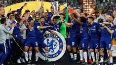 Para pemain Chelsea berselebrasi saat meraih trofi  Liga Europa usai mengalahkan Arsenal pada pertandingan Final Liga Europa di stadion Olimpiade di Baku, Azerbaijan (30/5/2019). Chelsea berhasil mengalahkan Arsenal 4-1. (AP Photo/Darko Bandic)