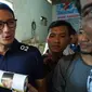 Cawapres Sandiaga Uno mengunjungi usaha industri rumahan shuttlecock Jangkar Mas, Nganjuk, Jawa Timur. (Merdeka.com/ Muhammad Genantan Saputra)