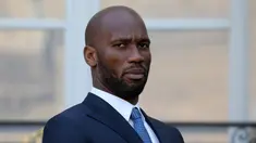 Didier Drogba saat tiba menghadiri undangan makan siang Presiden Liberia George Weah dan Presiden Prancis Emmanuel Macron di Istana Elysee di Paris, (21/2). Mantan penyerang Chelsea ini tampil dengan setelan jas berwarna biru. (AFP Photo/Ludovic Marin)
