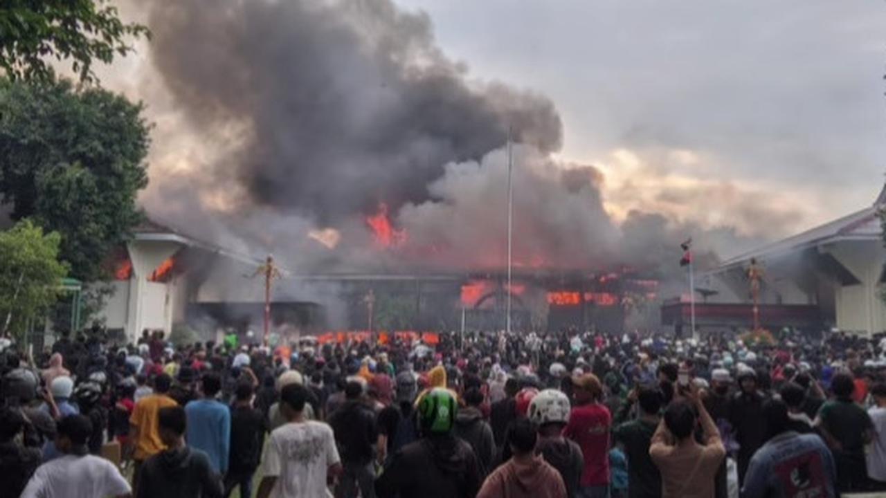 Massa Bakar Gedung DPRD Pekalongan, Aksi Damai Berubah Ricuh