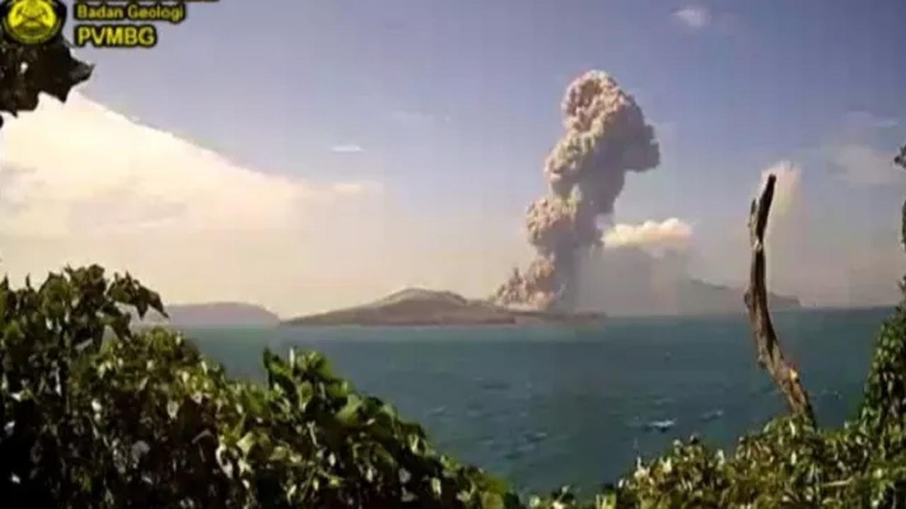 Erupsi-erupsi itu menghasilkan abu vulkanik dan lontaran lava pijar serta aliran lava yang perlahan membangun tubuh gunung api tersebut.<br>