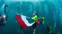 Pengibaran bendera di dasar teluk Manado masuk dalam rekor dunia. (Liputan6.com/Ady Anugrahadi)