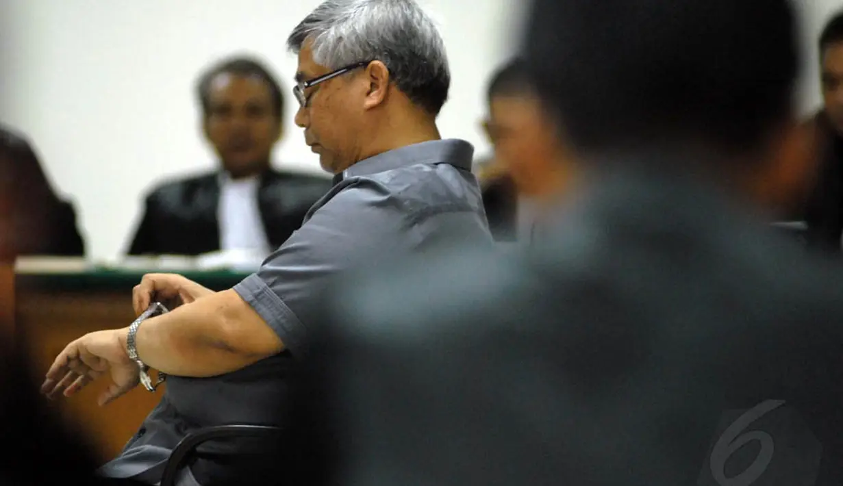 Mantan Ketua Mahkamah Konstitusi itu dituntut pidana seumur hidup dan denda sebesar Rp 10 miliar oleh JPU KPK di Pengadilan Tipikor, Jakarta, Senin (16/6/14). (Liputan6.cpm/Miftahul Hayat)