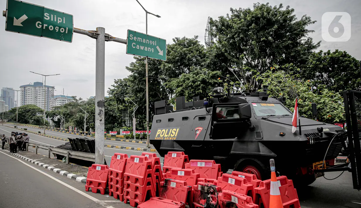 Kendaraan taktis lapis baja Barracuda disiagakan untuk menjaga keamanan di sekitar Gedung DPR/MPR RI, Jakarta, Jumat (14/8/2020). Pengamanan ekstra itu untuk mengantisipasi rencana unjuk rasa menolak RUU Cipta Kerja yang bertepatan dengan Sidang Tahunan di Gedung DPR. (Liputan6.com/Faizal Fanani)