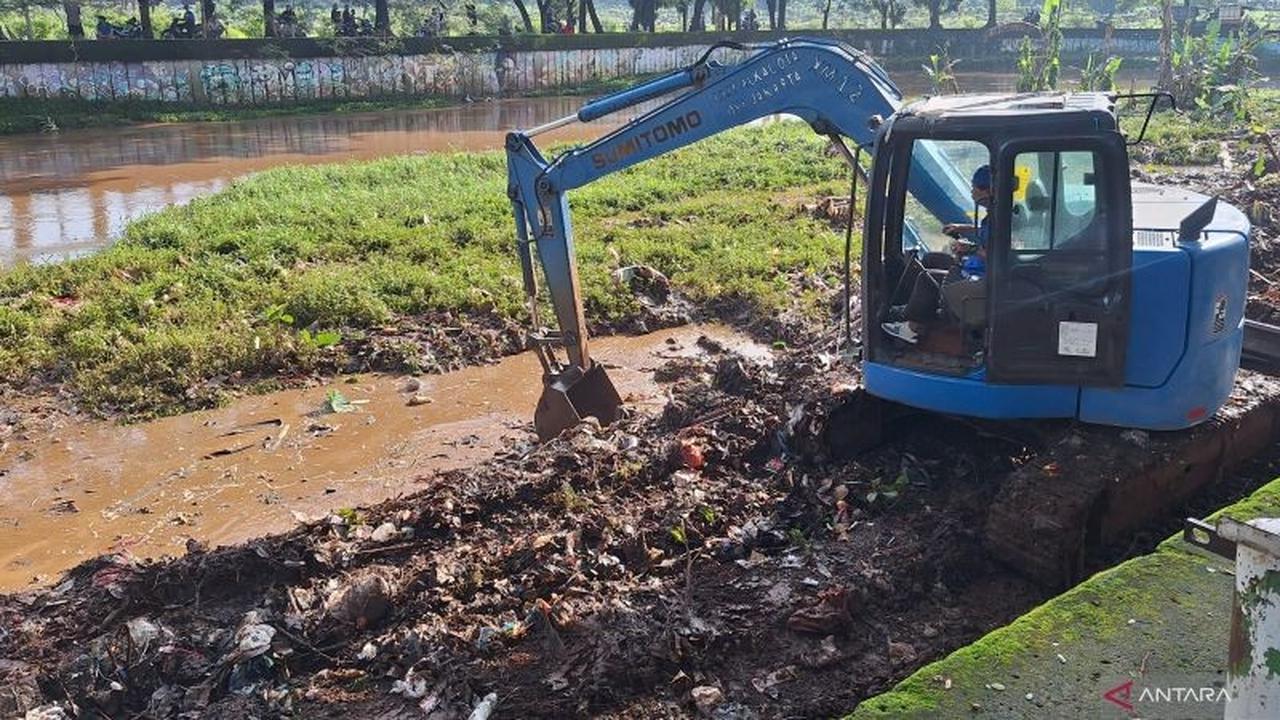 Pemkot Jaksel Gelar Kerja Bakti Skala Besar: Pengerukan Kali Pesanggrahan Jakarta Selatan Dimulai untuk Atasi Banjir