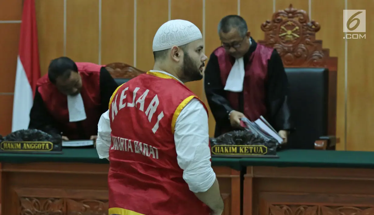 Tersangka Ridho Rhoma usai menjalani sidang lanjutan di Pengadilan Negeri Jakarta Barat, Selasa (29/08). Dalam sidang lanjutan tersebut Ridho Rhoma dituntut 2 tahun penjara. (Liputan6.com/Herman Zakharia)