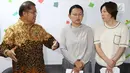 Menkominfo Rudiantara (kiri) bersama SVP Bytedance Zhen Liu (tengah) serta SVP dan CEO Tik Tok Kelly Zhang (kanan) memberi keterangan di Jakarta, Rabu (4/7). Kominfo memberikan syarat bagi Tik Tok beroperasi di Indonesia. (Liputan6.com/Immanuel Antonius)