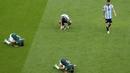 Penyerang Argentina Lionel Messi meninggalkan lapangan saat bek Arab Saudi Mohammed Al-Burayk dan rekan setimnya Abdulelha Al-Malki berselebrasi dengan cara sujud pada laga pembuka Grup C Piala Dunia 2022 Qatar di Lusail Iconic Stadium, Lusail, Selasa (22/11/2022). Argentina kalah 1-2 dari Arab Saudi. (AP Photo/Luca Bruno)
