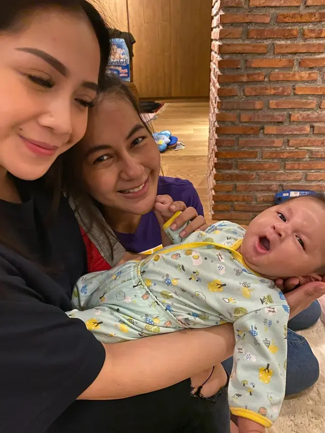 6 Potret Kebersamaan Nagita Slavina dan Paula Verhoeven, Bak Saudara Kandung