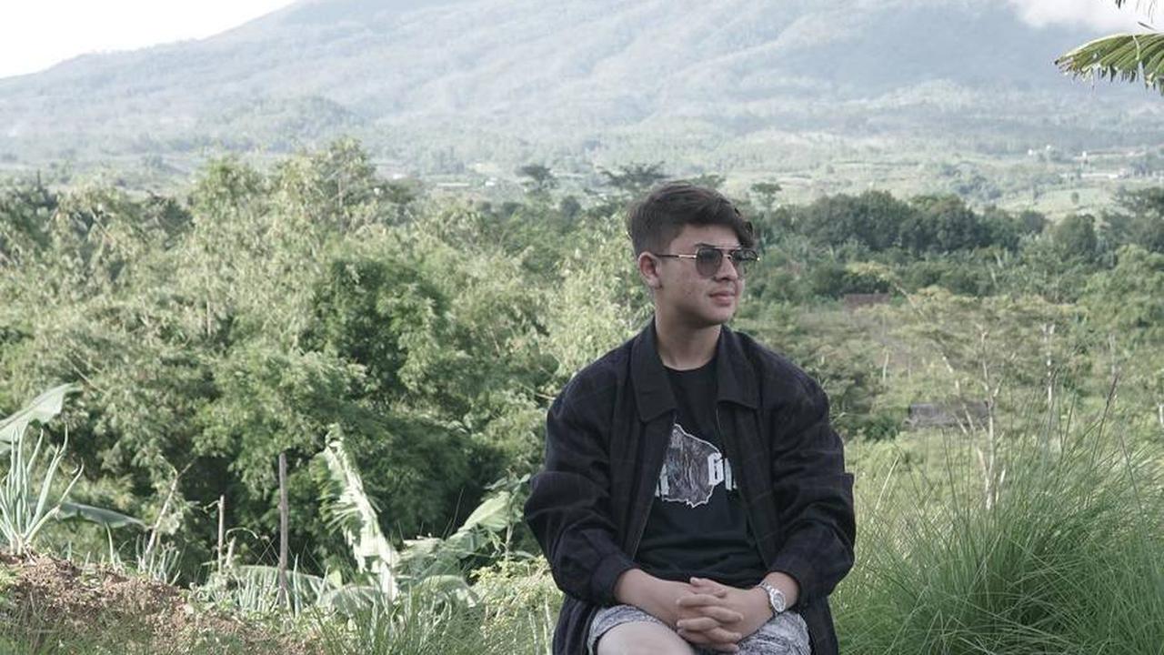 "Karena ada sesuatu dan ini nggak bisa aku buka semua karena emang harus step by step, bahkan aku membuka ini saja butuh waktu 2 tahun buat aku keluarin ini. Ya aku bakal tetep keluarin semuanya pasti dalam waktu dekat ini," jelas Baim.