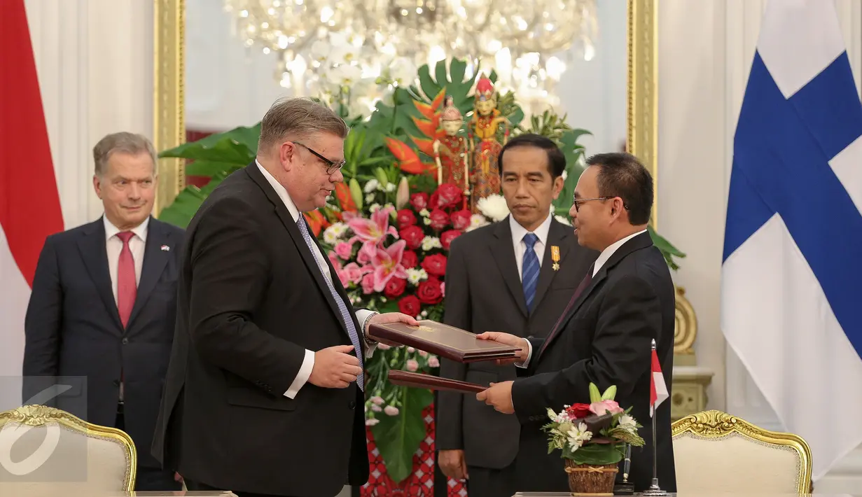 Presiden Jokowi dan Presiden Finlandia menyaksikan pelaksanaan penandatanganan nota kesepahaman antara Menteri ESDM Sudirman Said (kanan) dan Menlu Finlandia Timo Soini (kedua kiri) di Istana Merdeka, Jakarta, (3/11/2015). (Liputan6.com/Faizal Fanani)