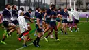 Para pemain rugby Afrika Selatan melakukan pemanasan saat sesi latihan di Urayasu, Jepang, Selasa (29/10/2019). Afrika Selatan akan menghadapi Inggris di final Piala Dunia Rugby 2019. (AP Photo/Christophe Ena)