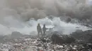 Petugas pemadam kebakaran menyemprotkan air untuk memadamkan api di pabrik daur ulang sampah di Ciudad Juarez, Meksiko (2/5). Tidak ada korban luka, namun kebakaran ini menimbulkan dampak kerusakan lingkungan. (AP/Christian Torres)