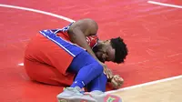 Bintang NBA Joel Embiid tersungkur cedera lutut (AP)