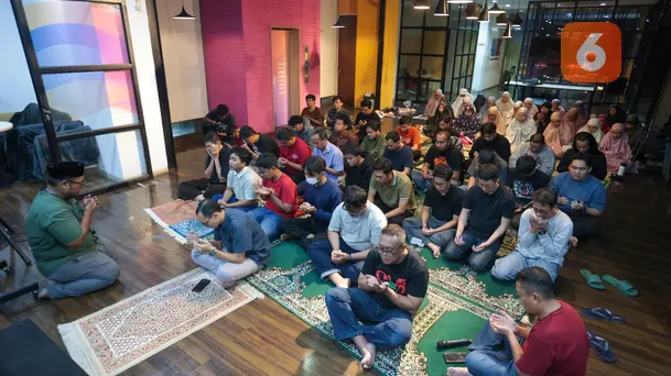 Karyawan KLY Gelar Salat Magrib dan Doa Bersama untuk Arie Basuki