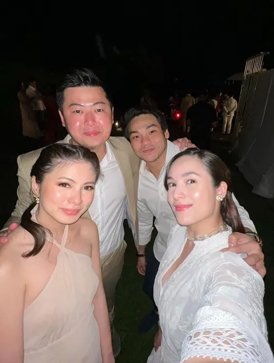 Dalam acara yang digelar oleh Jessica Mila, pasangan yang menikah pada Desember 2022 ini bertemu dengan Adelle Odelia, putri dari Pieter Tanuri, pengusaha yang juga pemilik klub sepak bola Bali United. Mereka mengabadikan momen dengan berfoto bersama. (Liputan6.com/IG/@robclintonkardinal)