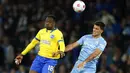 Peain Manchester City Rodrigo (kanan) berebut bola udara dengan pemain Brighton and Hove Albion Danny Welbeck pada pertandingan sepak bola Liga Inggris di Etihad Stadium, Manchester, Inggris, 20 April 2022. Manchester City menang 3-0. (AP Photo/Dave Thompson)