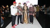 MenKopUKM Teten Masduki bersama Poppy Dharsono dalam penutupan Indonesia Fashion Week 2022