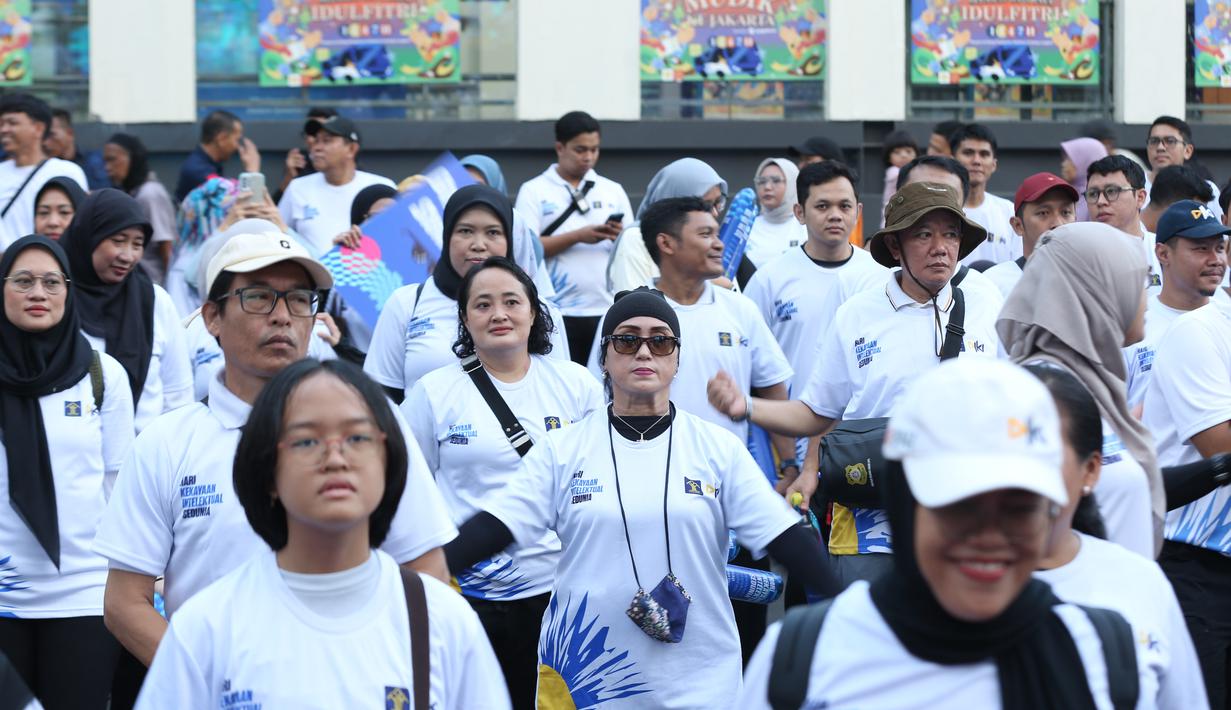 Para peserta terlebih dahulu melakukan pemanasan sebelum acara fun walk dalam rangka peringatan Hari Kekayaan Intelektual Sedunia 2026 yang berlangsung di Sarinah, Jakarta Pusat pada Minggu (26/4/2026). (Bola.com/Abdul Aziz)